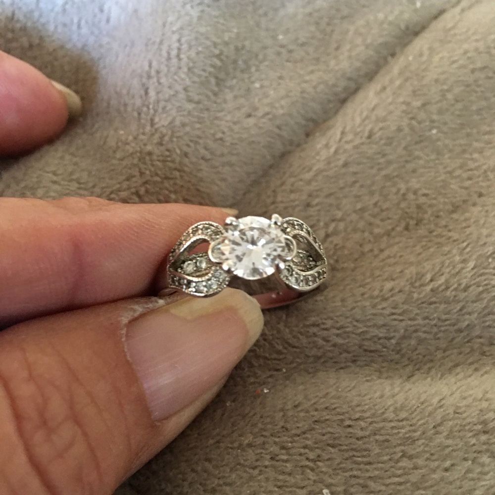 Ring - Picture 3 of 4